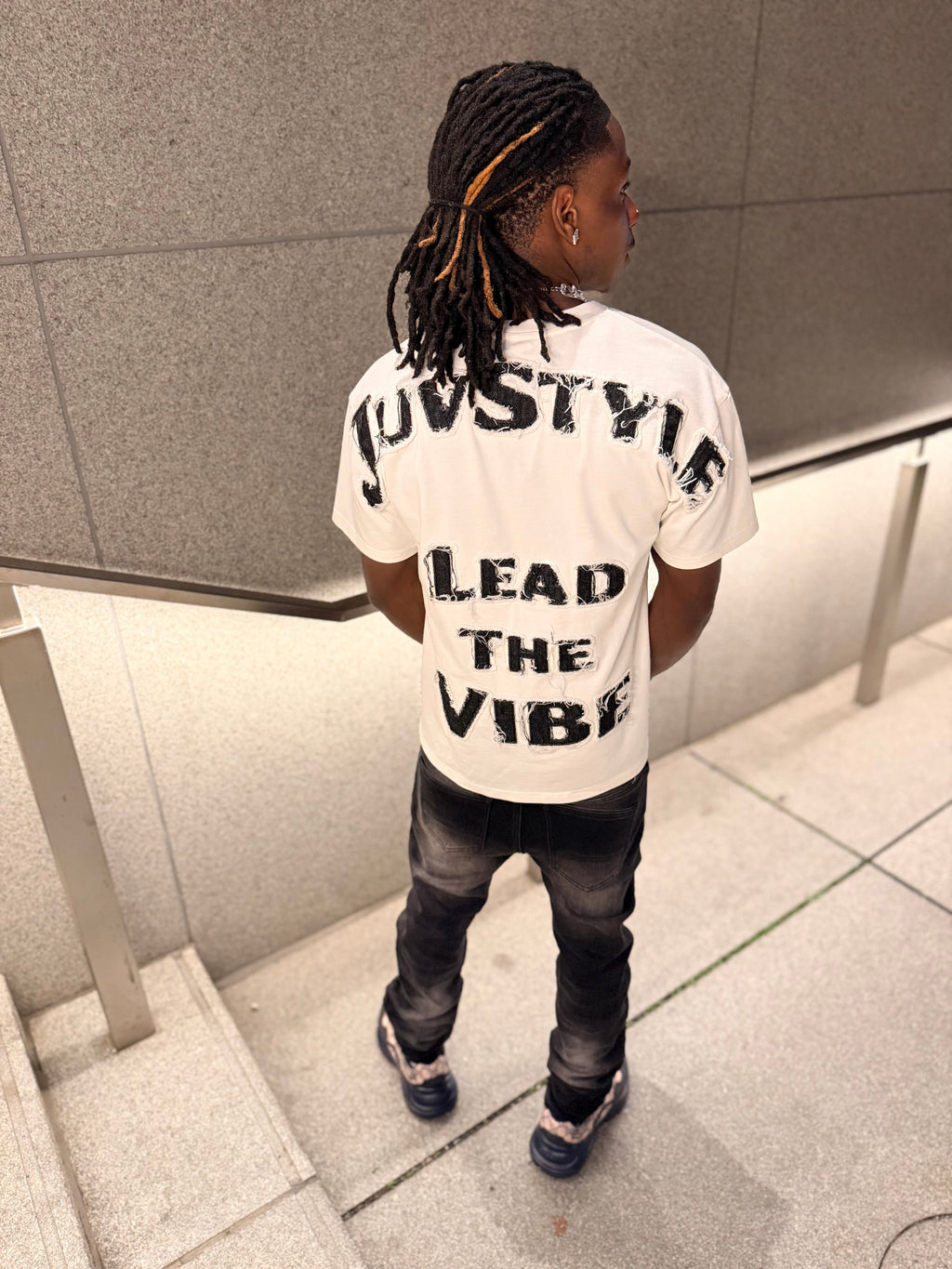 Lead The Vibe Tee black